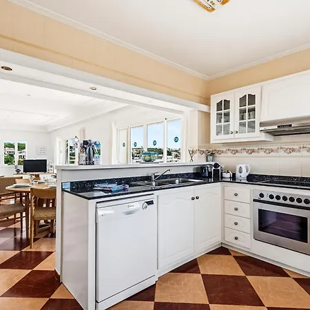 By 3villas * 蓬塔普里马